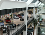 Ausstellungsraum des Opel Autohauses